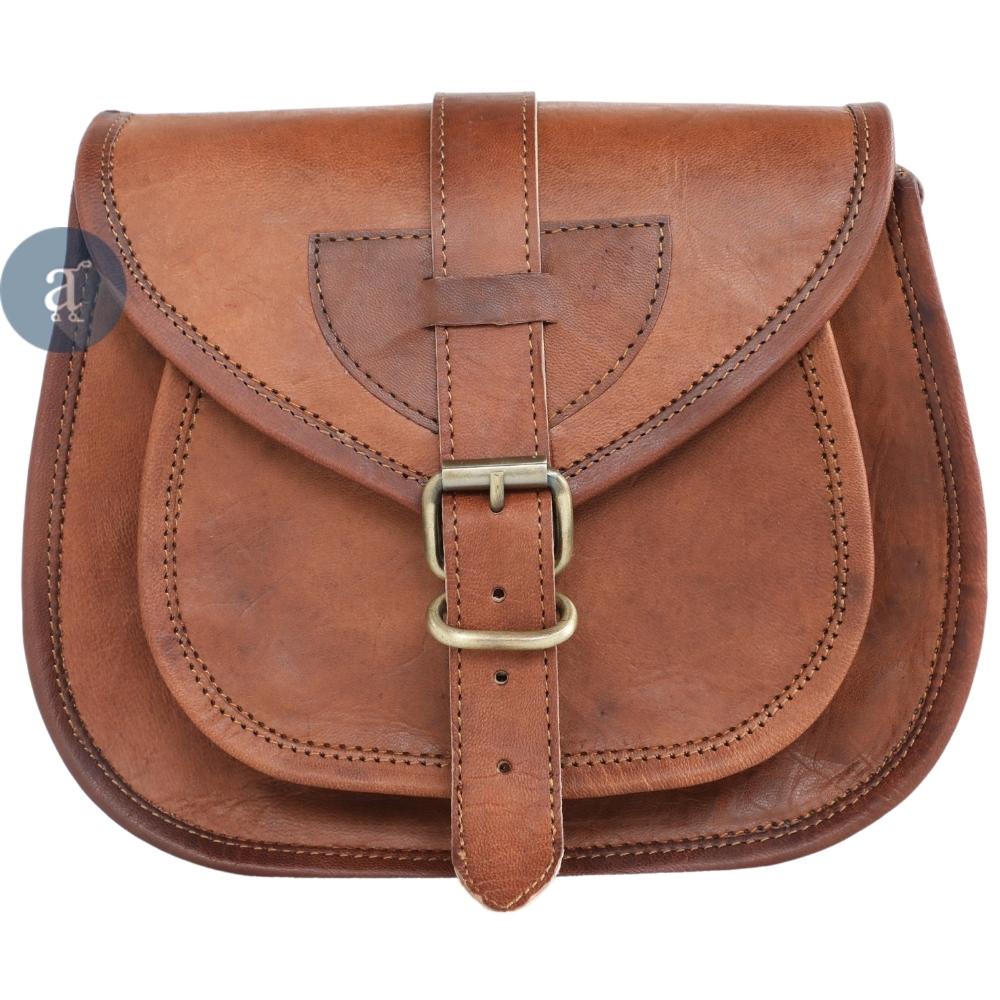  Brown Leather Saddle Purse with Buckle Closure, Featuring Detailed Stitching and Rustic Finish for Timeless Style