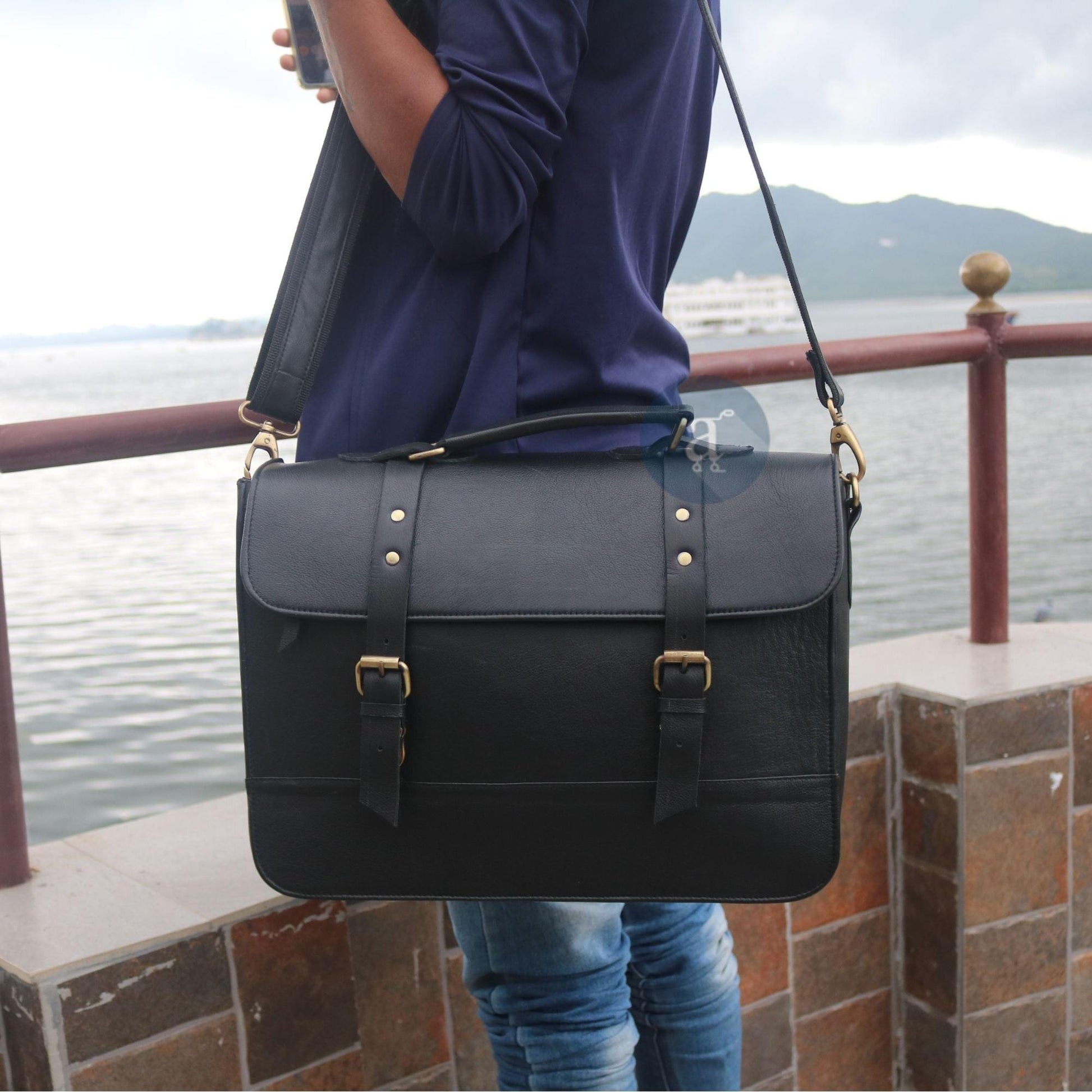 Black Leather Messenger Bag In 0ni Nero/bianco